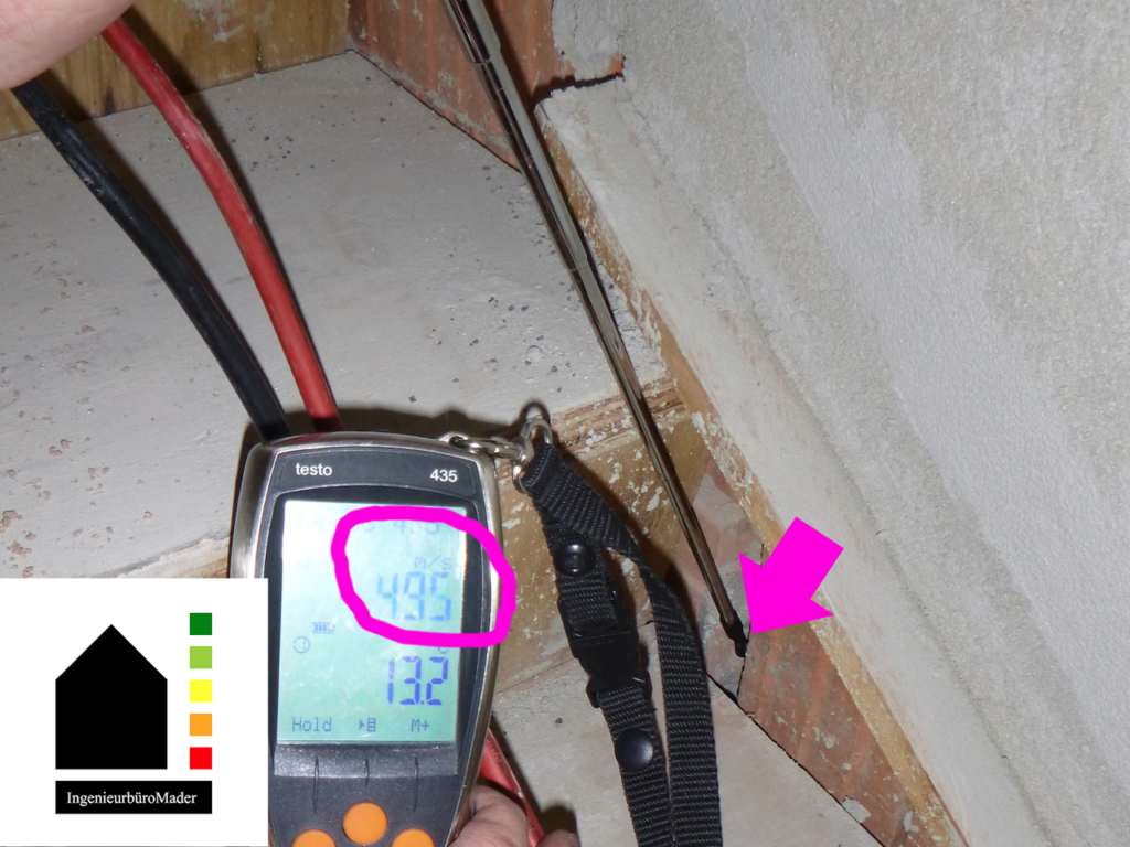 Beispiel-Blowerdoor-Test-Luftgeschwindigkeit-an-Leckage-mittels-Anemometrie-im-Unterdruck