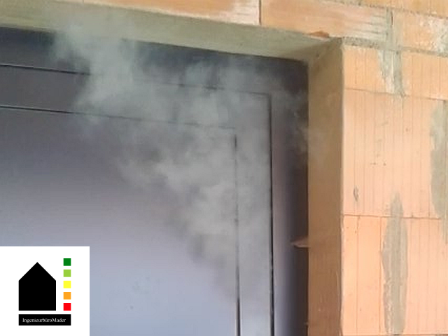 Beispiel-Blowerdoor-Test-Nebel-im-Überdruck-Leckage-bei-Anschlagdichtung